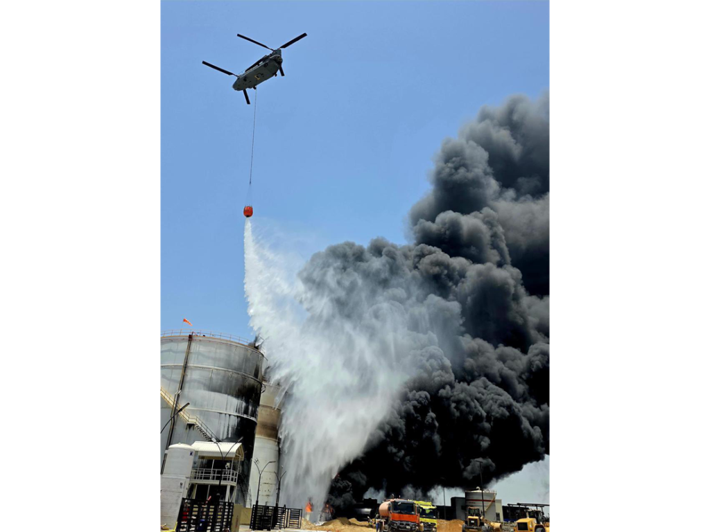 الفرق الوطنية تتعامل مع حريق ميناء الحمرية في الشارقة دون تسجيل إصابات بشرية