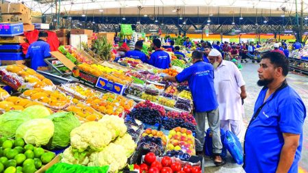 مستهلكون يطالبون بالتوسع في تخفيضات السلع الغذائية قبل العيد