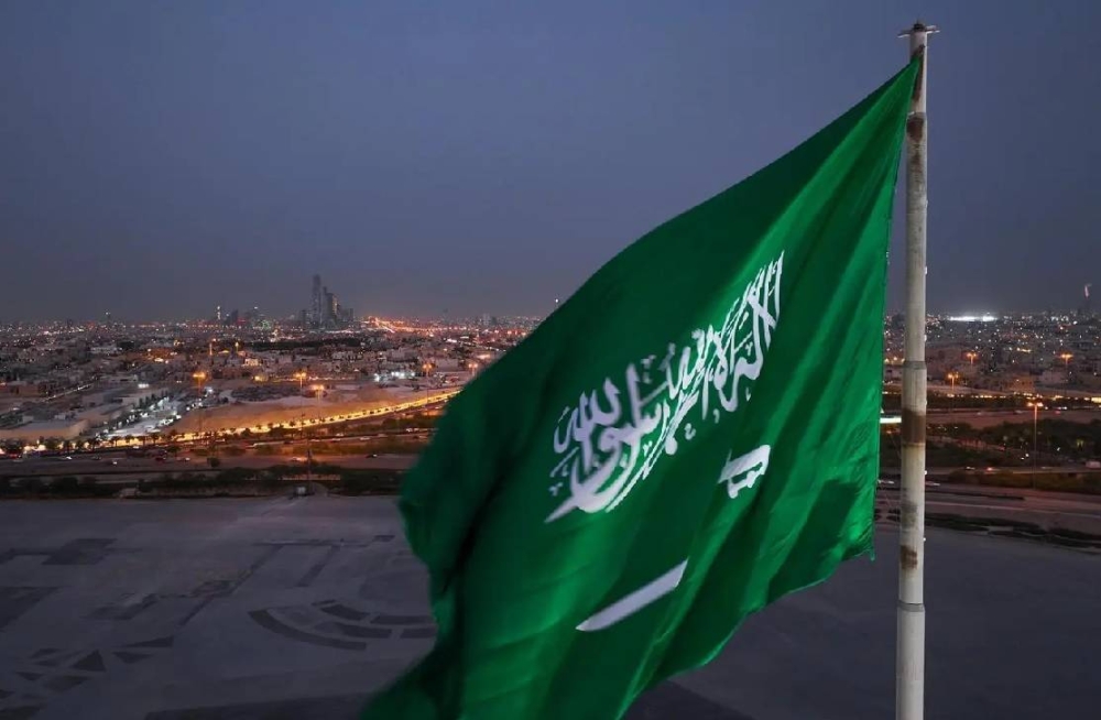 علم المملكة بالدرعية يعتلي أطول سارية في الرياض ليُجسد رمزاً وطنياً وجاذباً سياحياً