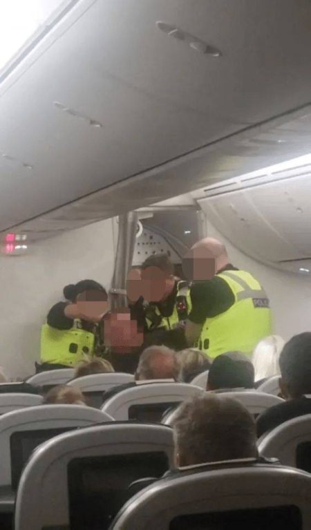 «الطائرة ستتحطم».. راكب يثير الذعر بين الركاب خلال الهبوط !