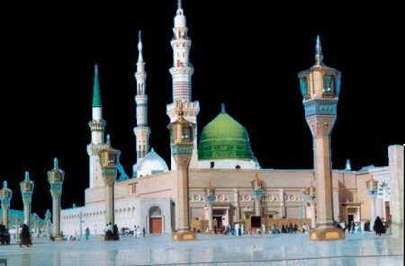 «طلع البدر علينا».. أنشودة مدنية تزرع البسمة في وجوه الزوار