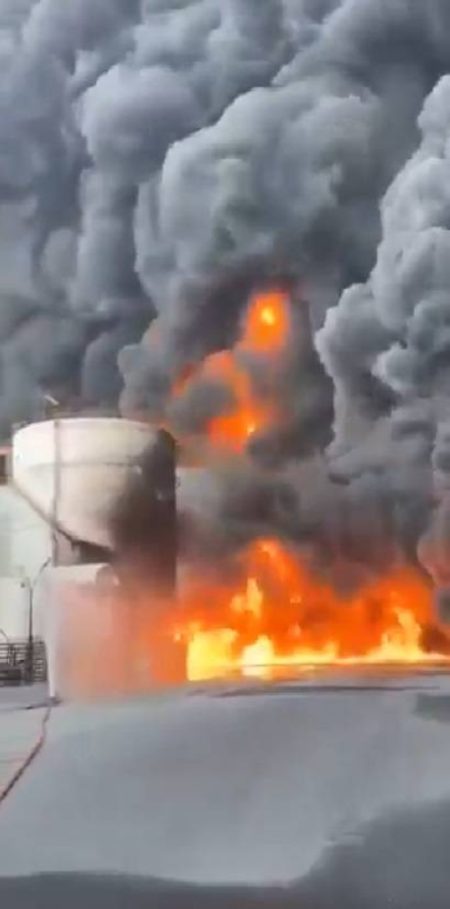 الإمارات تسيطر على حريق في ميناء الحمرية