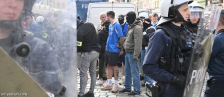 الشرطة تتدخل.. اعتقالات واشتباكات بين جماهير تشيلسي وريال بيتيس