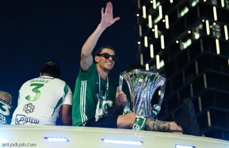 على طريقة الأبطال.. الأهلي يحتفل بالآسيوية