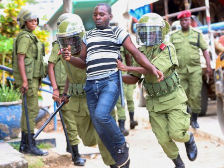 السلطات التنزانية تعتقل أحد رموز المعارضة وتمنعه من السفر