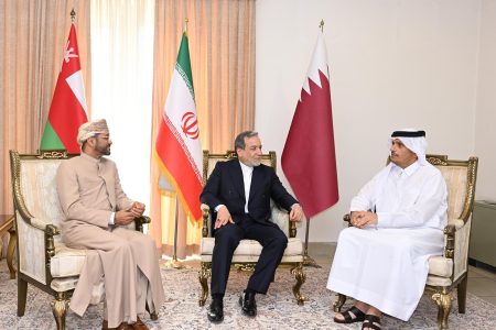 محادثات بين إيران وقطر وعُمان وعراقجي يرد على تصريحات ويتكوف