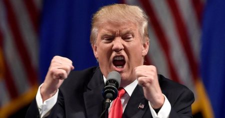 لماذا أطاح ترامب بنصير إسرائيل داخل مجلس الأمن القومي؟