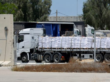 “قطرة في محيط”.. 5 شاحنات فقط تدخل غزة من 11 وصلت كرم أبو سالم