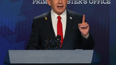 نتنياهو يعدد إنجازاته بجلسة صاخبة وأولمرت: ما يحدث بغزة جرائم حرب