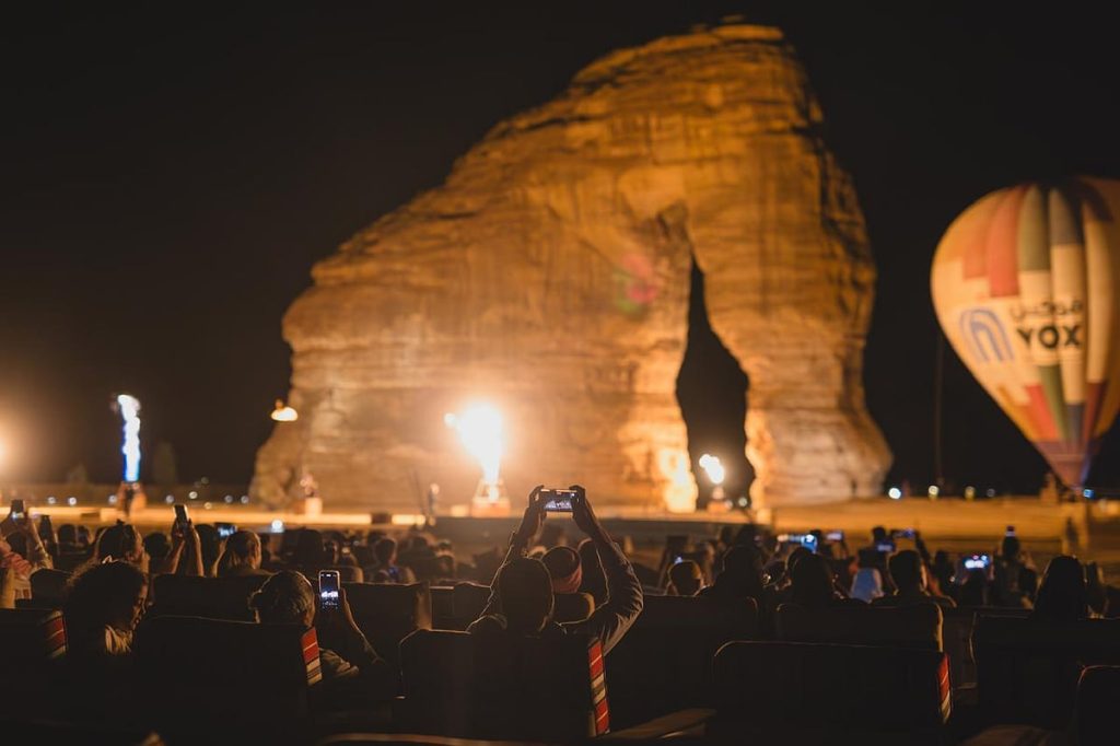 ليالي العلا تنبضت بالسينما: ڤوكس سينما أضاءت «مرايا» العلا بأول سينما مون لايت تحت ضوء القمر في المملكة العربية السعودية