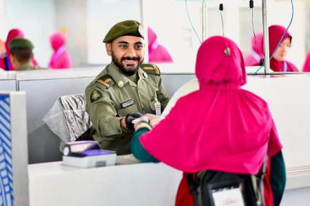 جوازات مطار الأمير محمد بن عبدالعزيز بالمدينة المنورة تستقبل أولى رحلات حجاج الصين