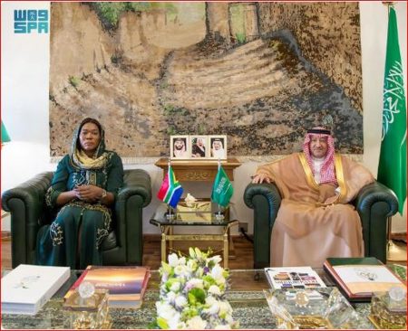 «الخريجي» يستعرض العلاقات الثنائية مع نائبة وزير العلاقات الدولية بجنوب افريقيا