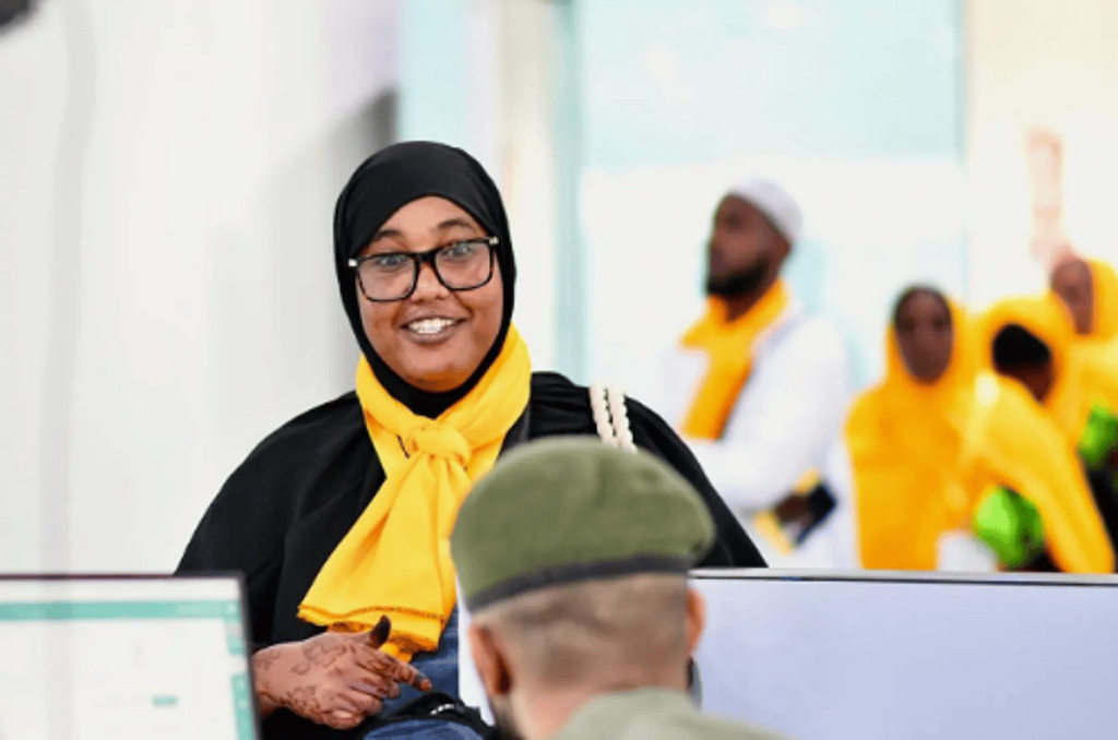 جوازات مطار الأمير محمد بن عبدالعزيز بالمدينة المنورة تستقبل أولى رحلات ضيوف الرحمن القادمين من الصومال