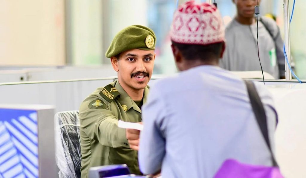 جوازات مطار الأمير محمد بن عبدالعزيز بالمدينة المنورة تستقبل أولى رحلات ضيوف الرحمن القادمين من نيجيريا
