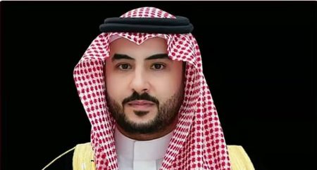 وزير الدفاع ورئيس هيئة الأركان الإيرانية يستعرضان علاقات التعاون وتطورات الأوضاع