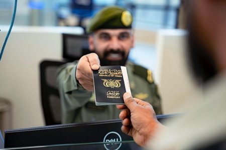 جوازات منفذ الوديعة تستقبل أولى رحلات ضيوف الرحمن القادمين من اليمن لأداء الحج