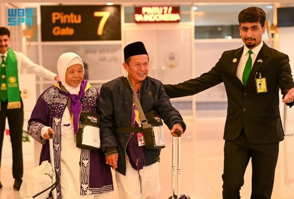 استغرق تحقيق حلمه 40 عامًا.. مبادرة طريق مكة تنقل “ليجيمان” وزوجته إلى مكة المكرمة