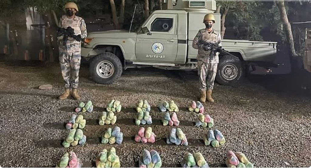 القبض على شخص لترويجه الميثامفيتامين المخدر وإحباط تهريب 150 كيلوجرامًا من القات بمنطقتي جازان والشرقية