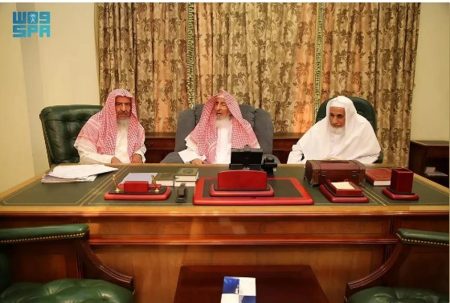 مفتي عام المملكة يوجّه بتكليف أصحاب الفضيلة للرد على استفسارات الحجاج