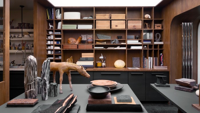 rewrite this title in Arabic Raphael Navot’s barefoot luxury