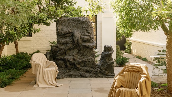 rewrite this title in Arabic How Mameg became Hollywood’s tastemaker