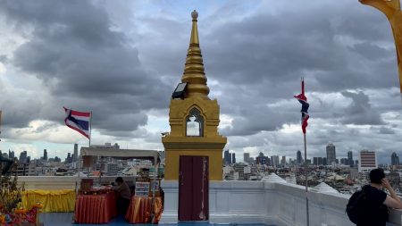 الجزيرة نت في معبد الجبل الذهبي بتايلند