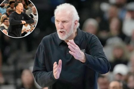 rewrite this title in Arabic Gregg Popovich stepping down as Spurs’ head coach to end legendary run
