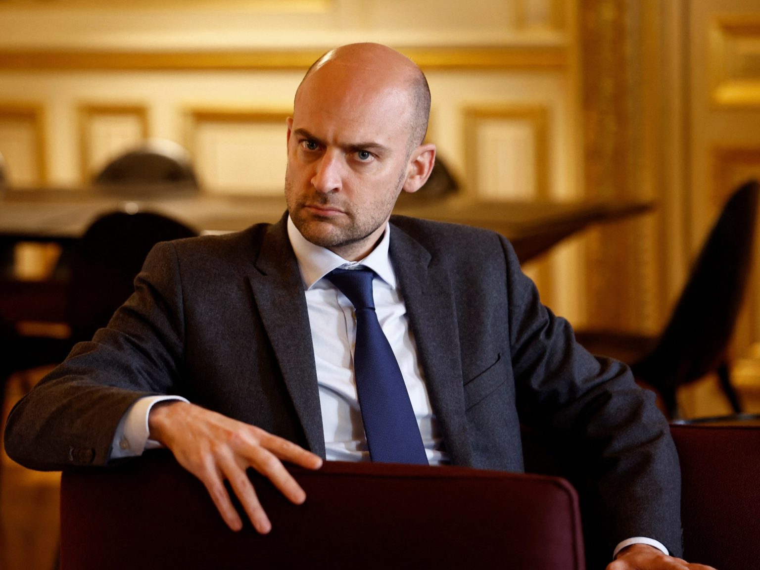 الجزائر تطرد عنصرين فرنسيين وباريس تؤكد أن العلاقات “مجمدة تماما”