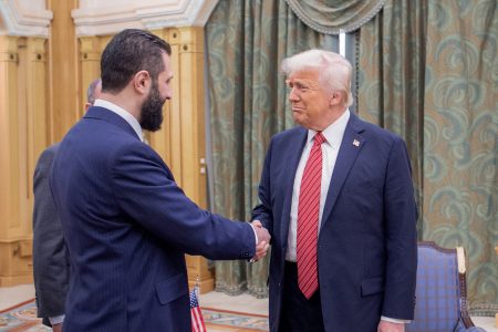 ترامب يوقع أمرا تنفيذيا لإنهاء العقوبات على سوريا