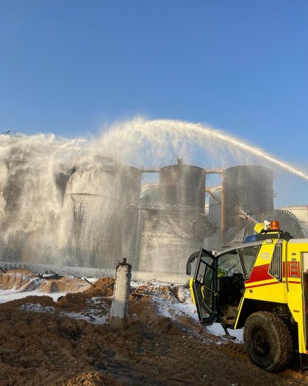 “طوارىء وأزمات الشارقة”: السيطرة الكاملة على حريق ميناء الحمرية