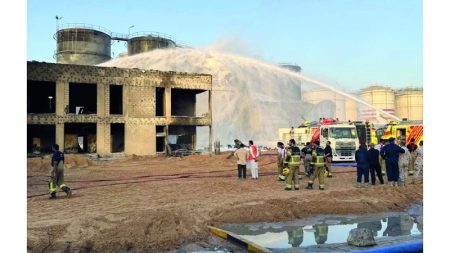 «طوارئ الشارقة» تعلن السيطرة على حريق ميناء الحمرية