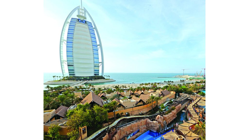 مواطنون ومقيمون يطالبون ببرامج وباقات لتشجيع السياحة الداخلية صيفاً