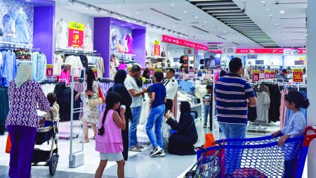 تخفيضات اللحظة الأخيرة تزيد الإقبال على مراكز التسوق عشية العيد