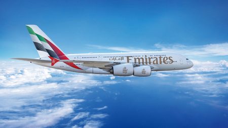 «طيران الإمارات» تطلق رحلة يومية ثالثة إلى برشلونة