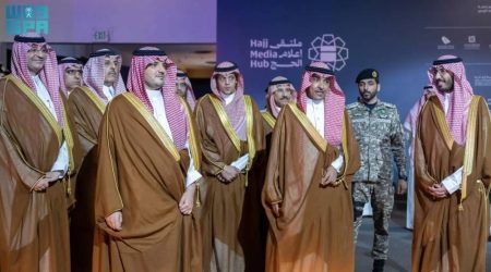 وزير الداخلية يتفقد مركز العمليات الإعلامي الموحد لموسم الحج التابع لوزارة الإعلام