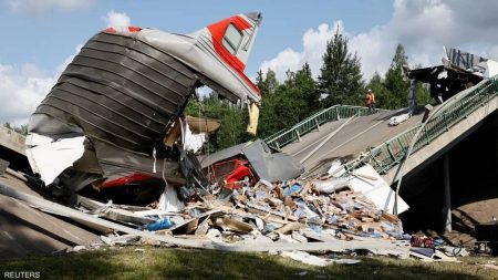 أوكرانيا تفجر قطاراً روسياً.. وموسكو تحقق في استهداف جسرين