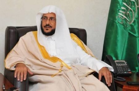 آل الشيخ يوجّه بتقليص الأوقات بين الأذان والإقامة في مساجد مكة