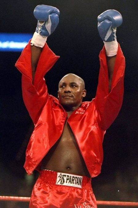 وفاة الملاكم الأسطوري «خاطف الأجساد» في سيارته!