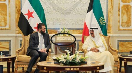 لافتة تثير الجدل في لقاء أمير الكويت والرئيس السوري!