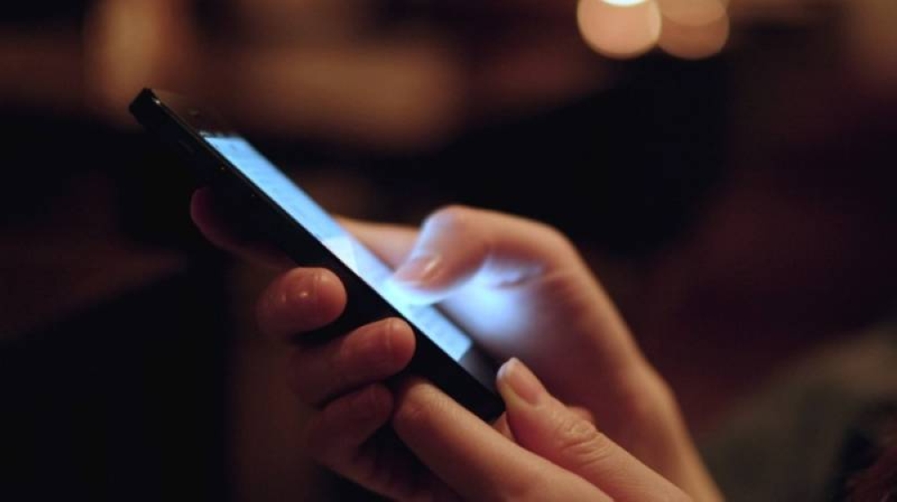 «الصحة العالمية» تحذر من الإفراط في استخدام الجوال ووسائل التواصل.. لماذا؟