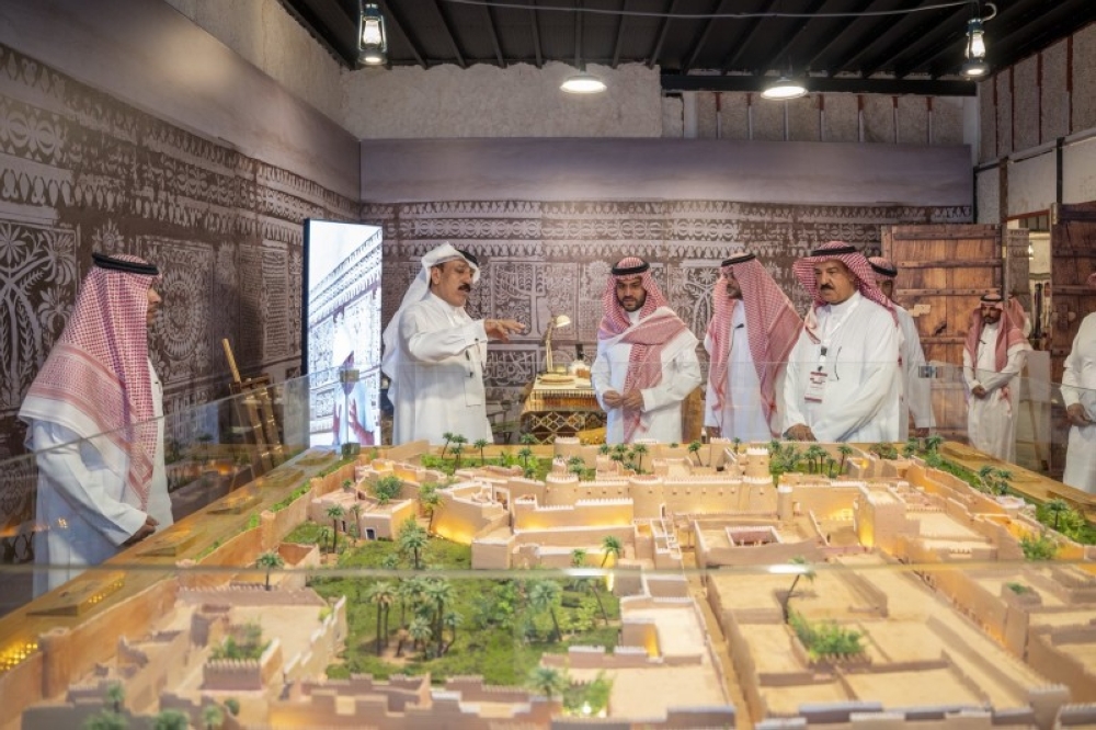 نائب أمير منطقة حائل يتجوّل في «بيت حائل 2025» ويثمّن جهود الحرفيين والحرفيات