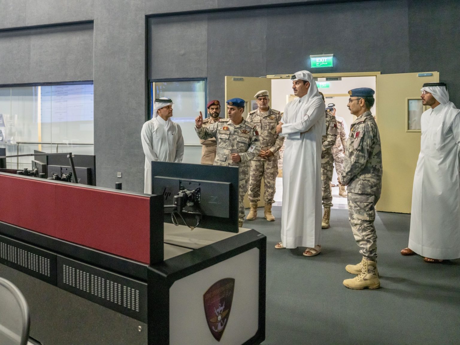 أمير قطر يزور قيادة العمليات المشتركة عقب نجاح اعتراض الهجمة الصاروخية