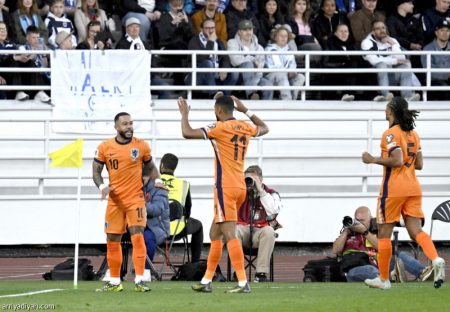 هولندا تنطلق بثنائية فنلندا