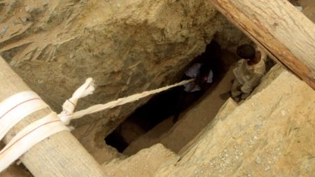 50 قتيلا في انهيار مناجم لتعدين الذهب بالسودان