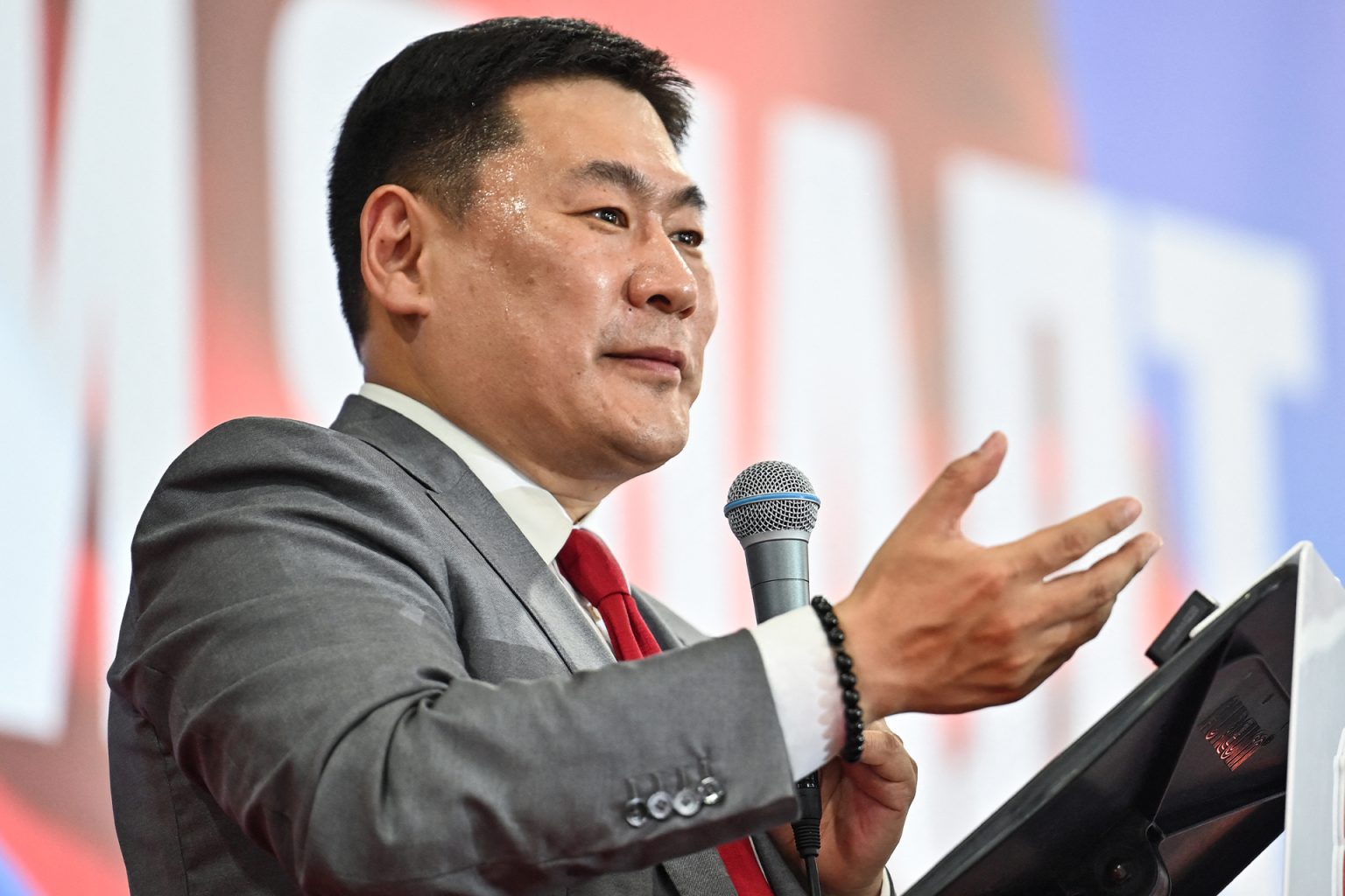 مجوهرات ومروحيات.. كيف أطاح فساد ابن رئيس وزراء منغوليا بأبيه من منصبه؟