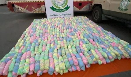 دوريات الأفواج الأمنية بمنطقة جازان تُحبط تهريب 37 كيلوجرامًا من القات