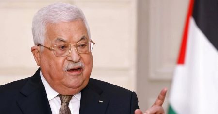 الرئيس الفلسطيني يجري تعديلًا وزاريًا على الحكومة