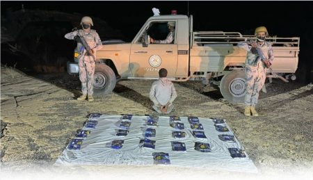 ضبط مخالف لنظام أمن الحدود لتهريبه 165.5 كيلوجرامًا من الحشيش بجازان