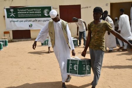 مركز الملك سلمان للإغاثة يوزّع 1.250 سلة غذائية في السودان