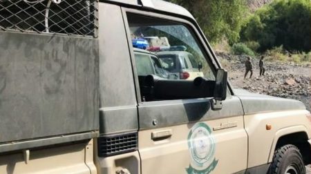 دوريات المجاهدين بجازان تقبض على مواطن لنقله 8 مخالفين لنظام أمن الحدود